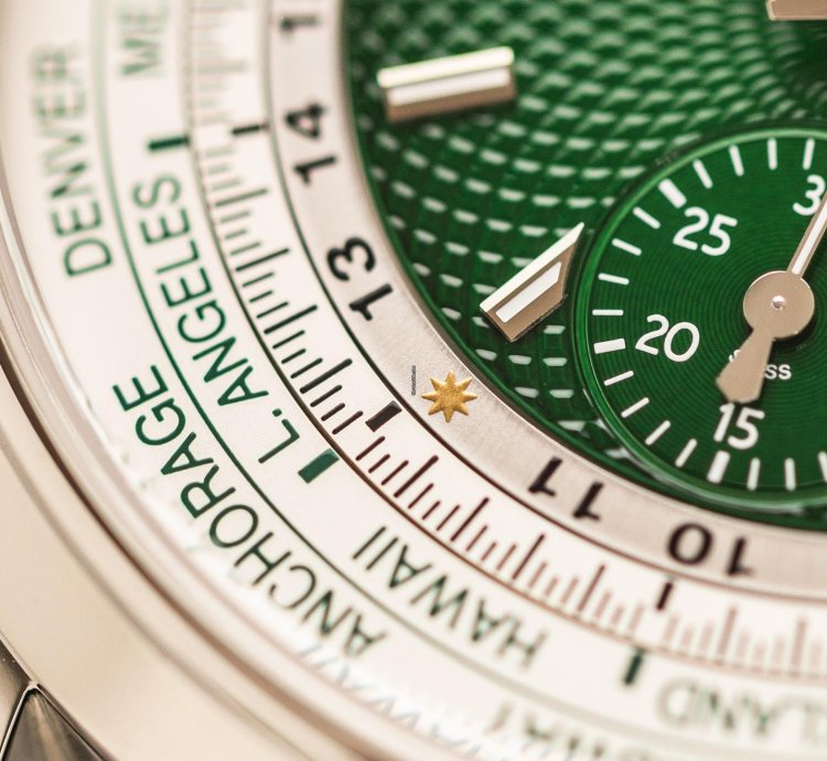 Patek Philippe World Time Chronograph Ref 5930p-001 950 Platinum Green Dial Box Papers Bj-2022 Excellent Eu