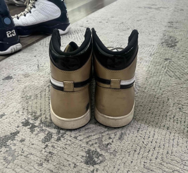 Jordan 1 Gold Toe