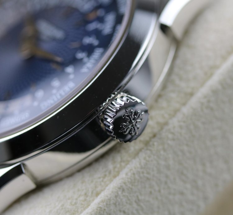 Patek Philippe World Time Platin - Blue - Like New - German Papers - Fullset - 05 2023