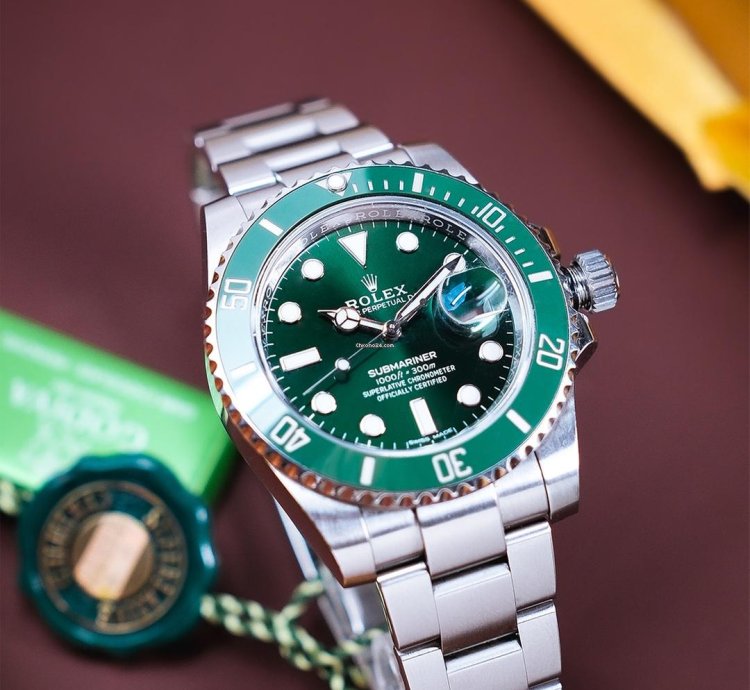 Rolex Submariner Date Green Hulk - Like New