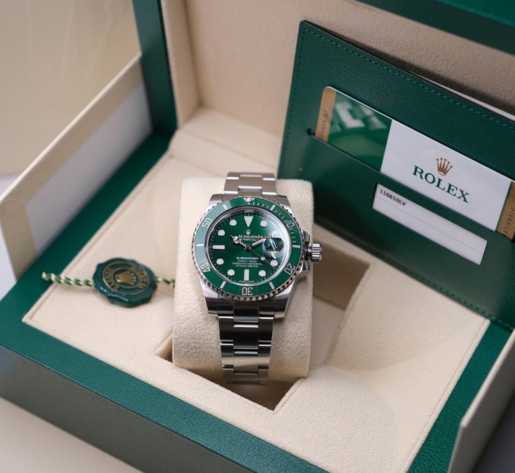 Rolex Submariner Date Green Hulk - Like New