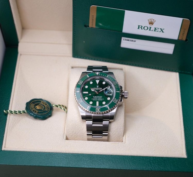 Rolex Submariner Date Green Hulk - Like New