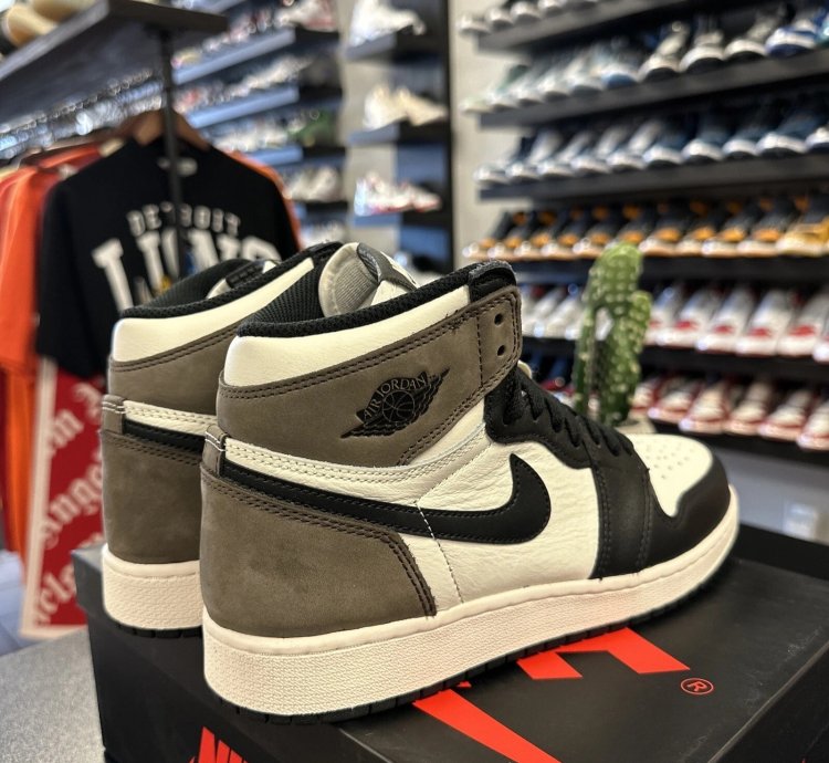 Jordan 1 Retro High Dark Mocha