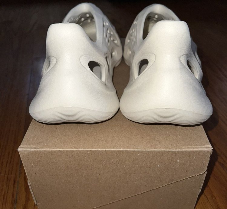 Adidas Men Yeezy Foam Rnnr Sand Size 12 Fy4567