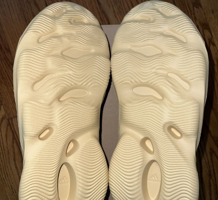 Adidas Men Yeezy Foam Rnr Desert Sand Size 12 Gv6843