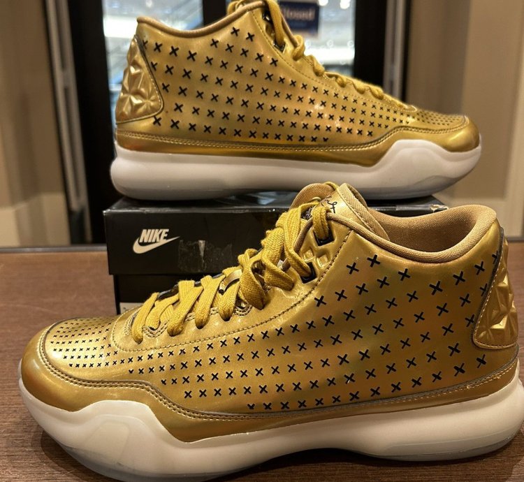 Kobe 10 Mid Ext Liquid Gold