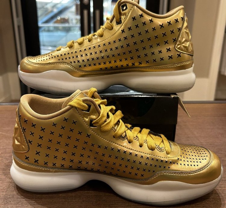 Kobe 10 Mid Ext Liquid Gold