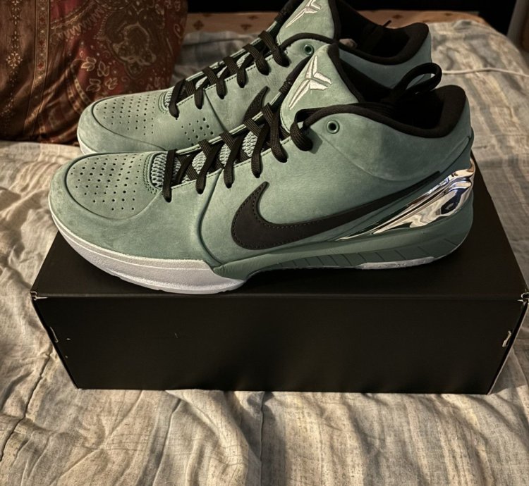 Kobe 4 Girl Dad Deadstock