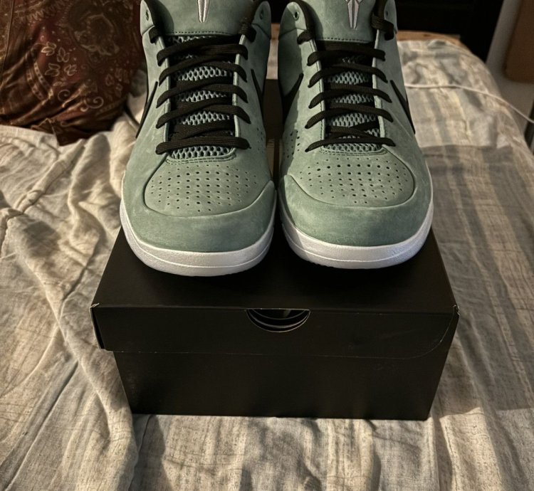 Kobe 4 Girl Dad Deadstock