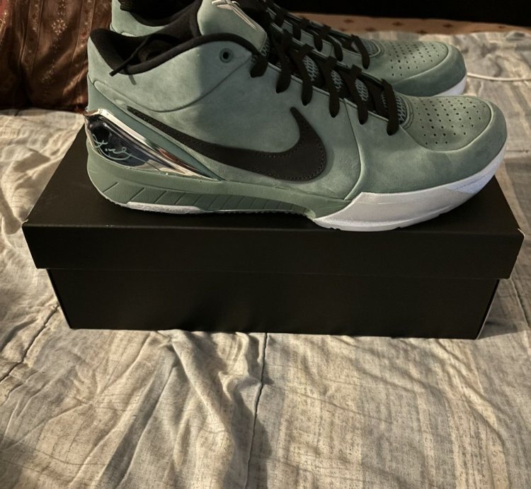 Kobe 4 Girl Dad Deadstock