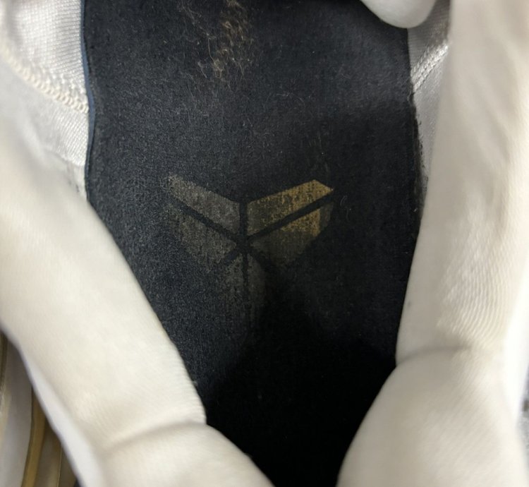 Kobe Big Stage Sneakers