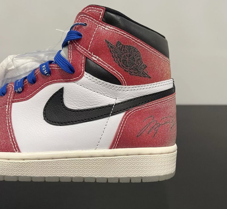 Jordan 1 Retro High Trophy Room Chicago friends And Family w Blue Laces
