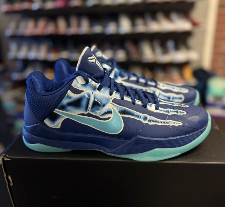 Kobe Ray Size 10 5 hj4303-400 Clean