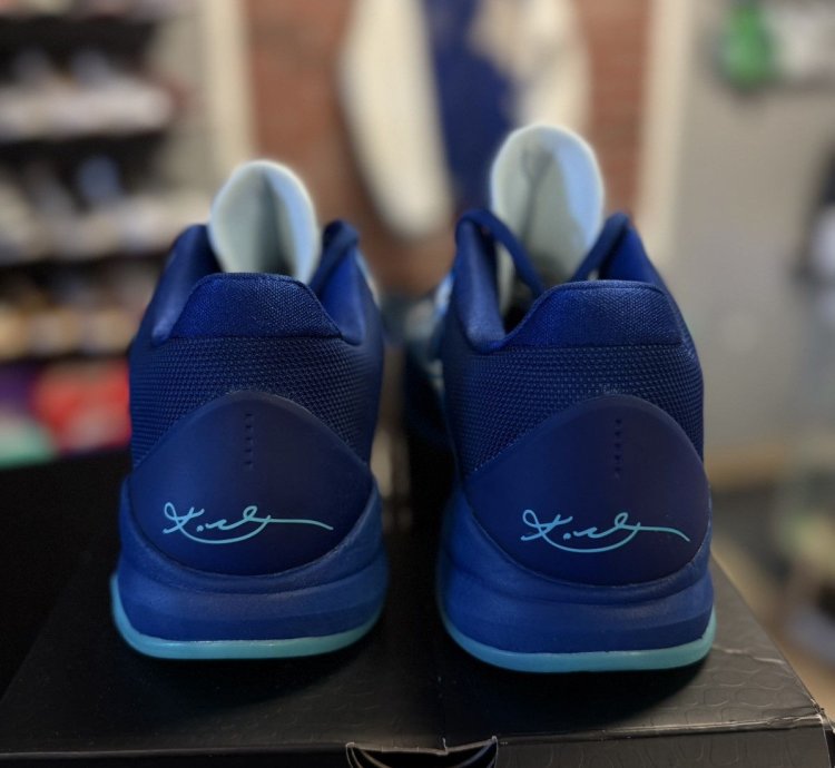 Kobe Ray Size 10 5 hj4303-400 Clean