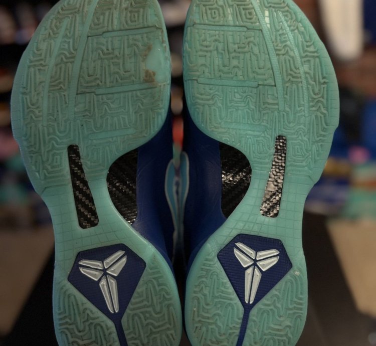 Kobe Ray Size 10 5 hj4303-400 Clean