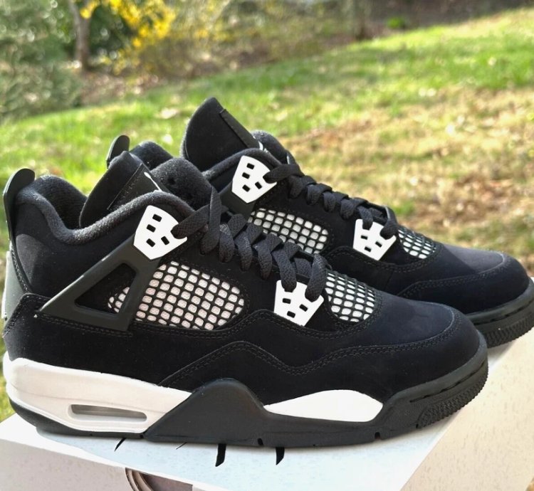 Air Jordan 4 Retro White Thunder