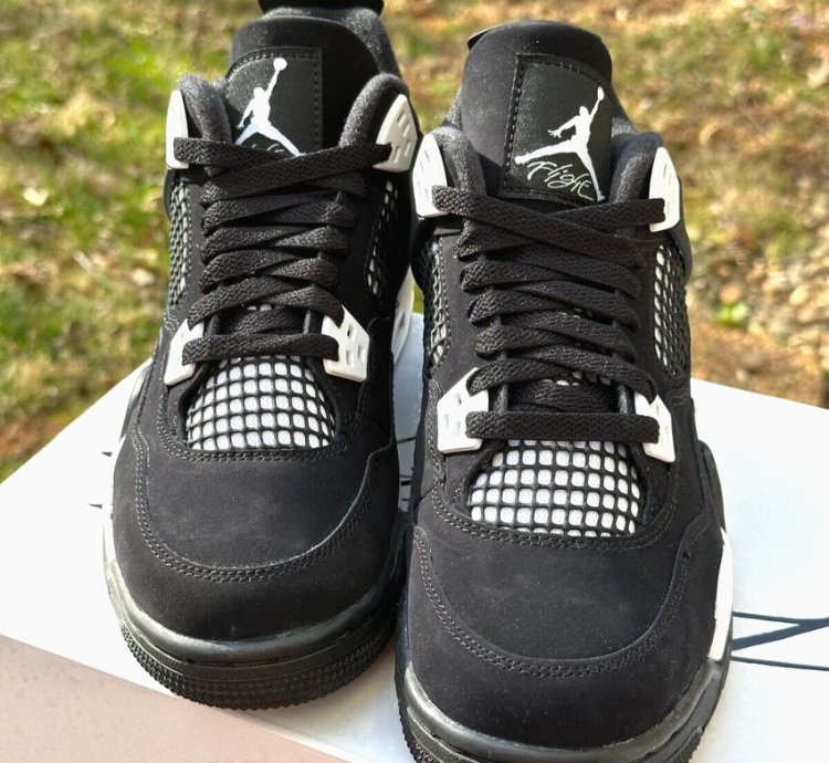 Air Jordan 4 Retro White Thunder