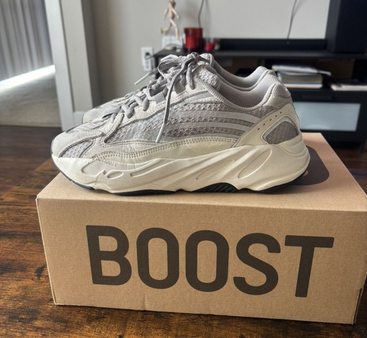 Adidas Yeezy 700 V2 Static