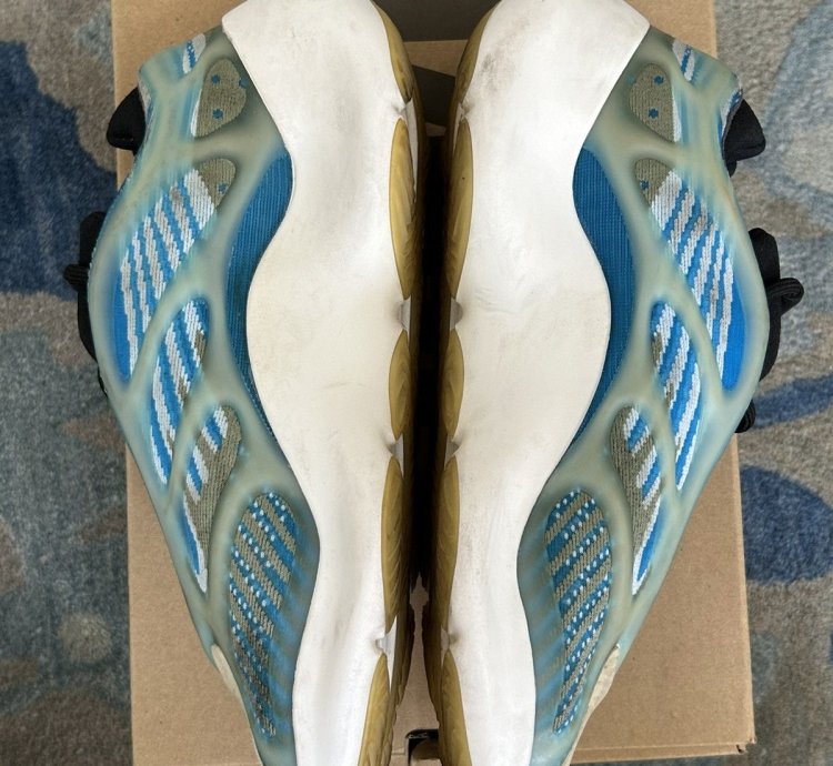 Adidas Yeezy 700 V3