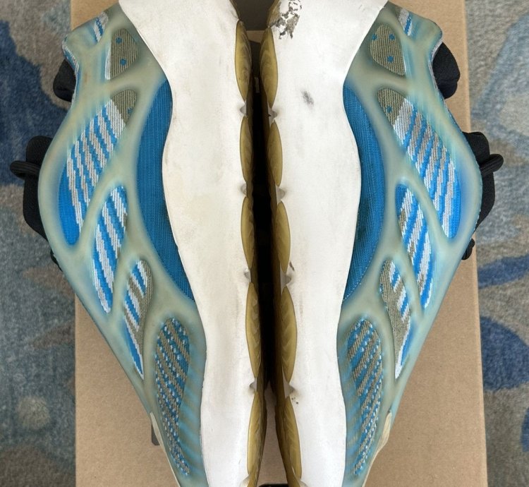 Adidas Yeezy 700 V3