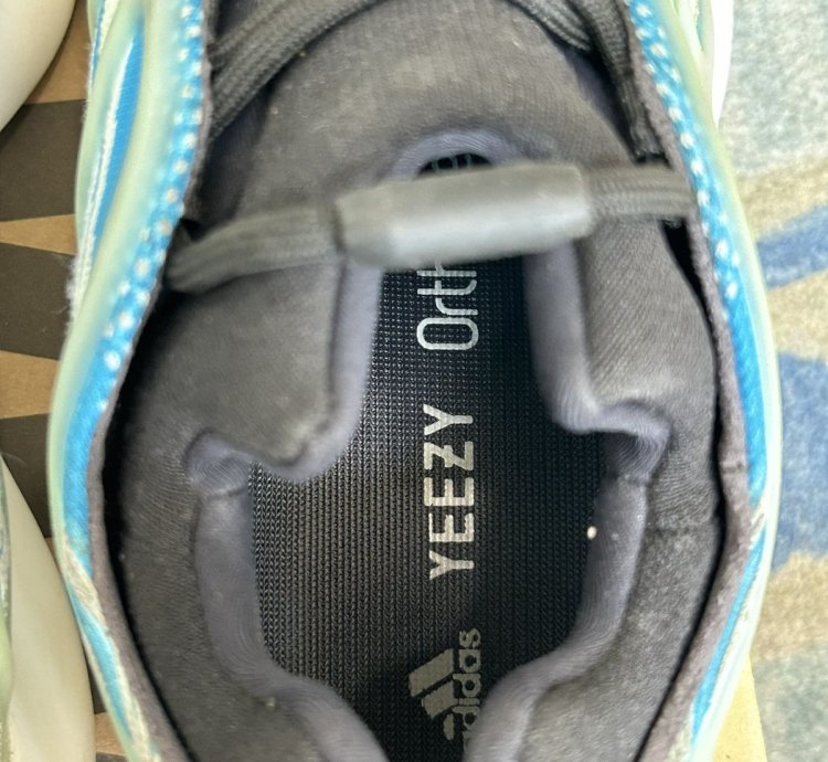 Adidas Yeezy 700 V3