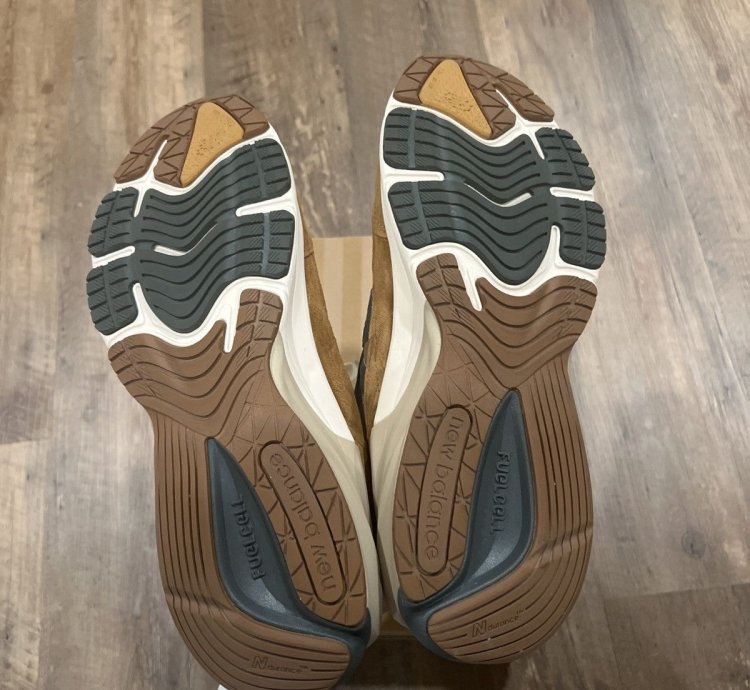 New Balance Carhartt Wip 990v6
