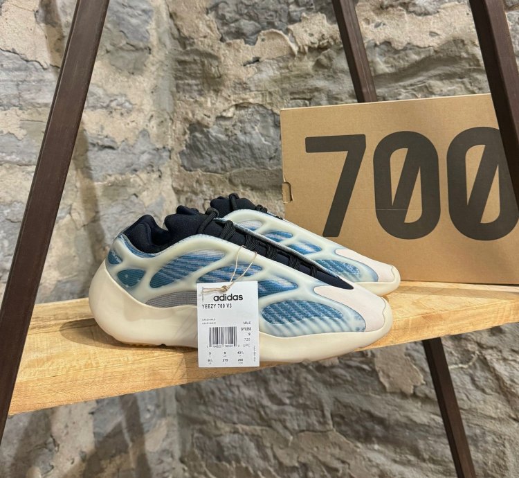 Adidas Yeezy 700 V3 Kyanit Sneakers
