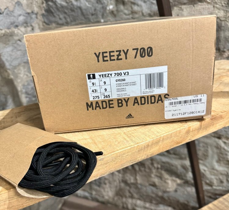 Adidas Yeezy 700 V3 Kyanit Sneakers