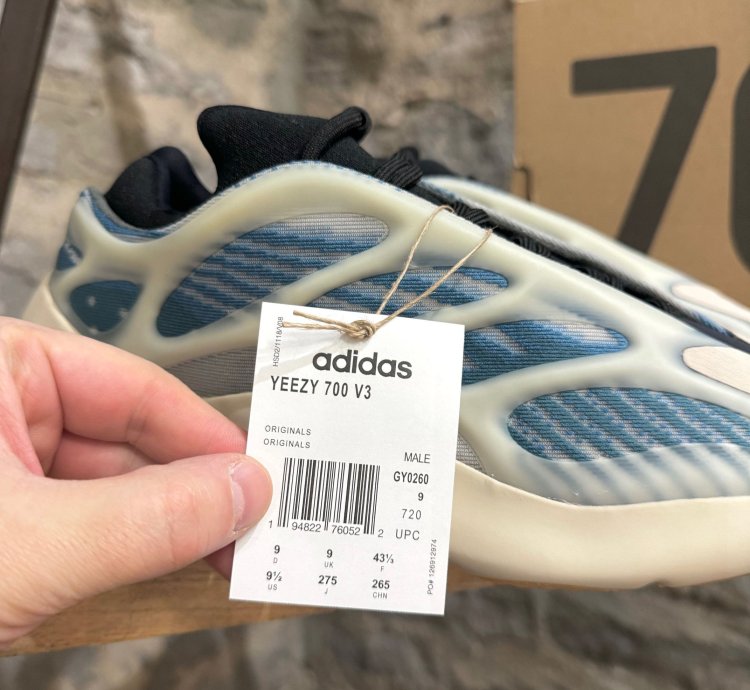 Adidas Yeezy 700 V3 Kyanit Sneakers