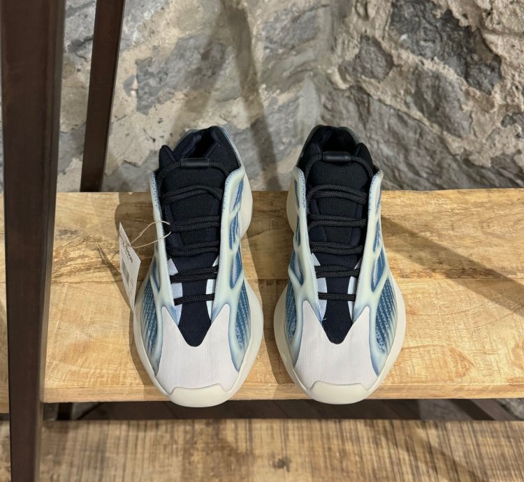 Adidas Yeezy 700 V3 Kyanit Sneakers