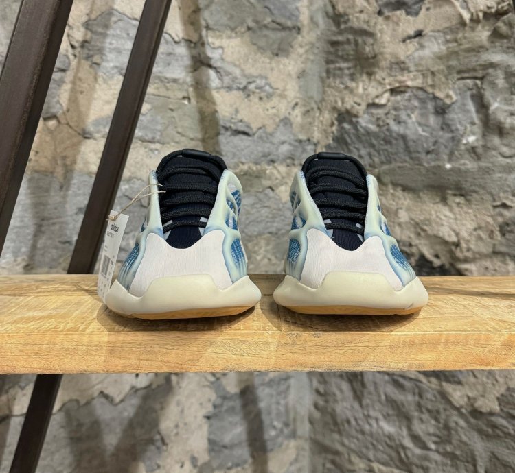 Adidas Yeezy 700 V3 Kyanit Sneakers