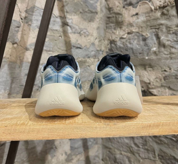 Adidas Yeezy 700 V3 Kyanit Sneakers
