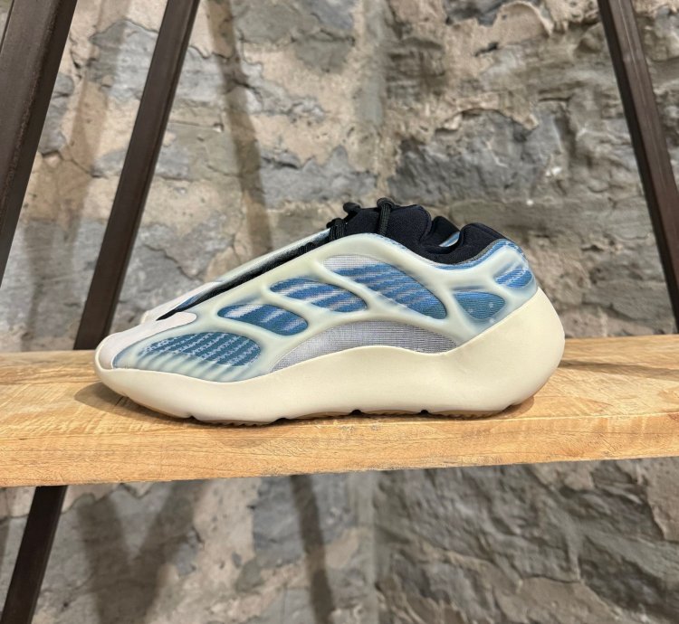Adidas Yeezy 700 V3 Kyanit Sneakers