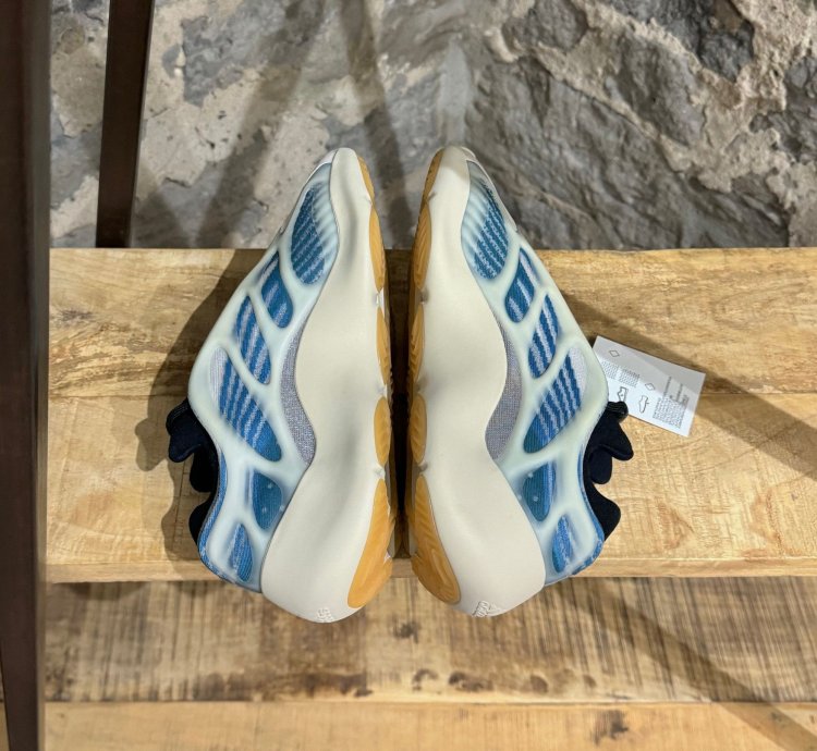 Adidas Yeezy 700 V3 Kyanit Sneakers