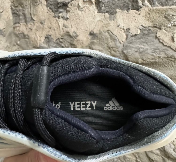 Adidas Yeezy 700 V3 Kyanit Sneakers
