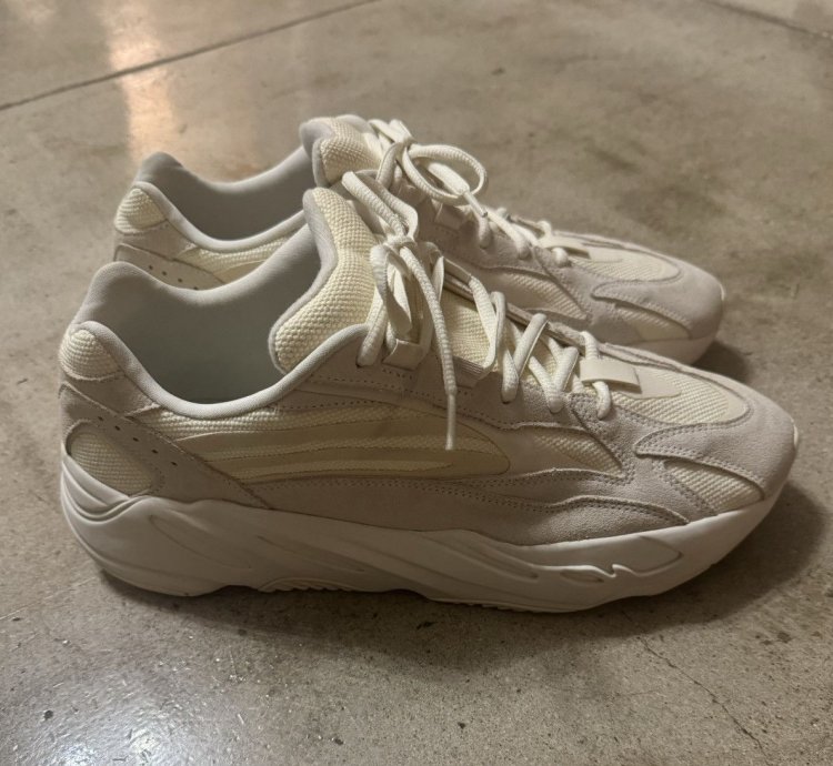 Adidas Yeezy All White 700 V2 Sample Kanye West