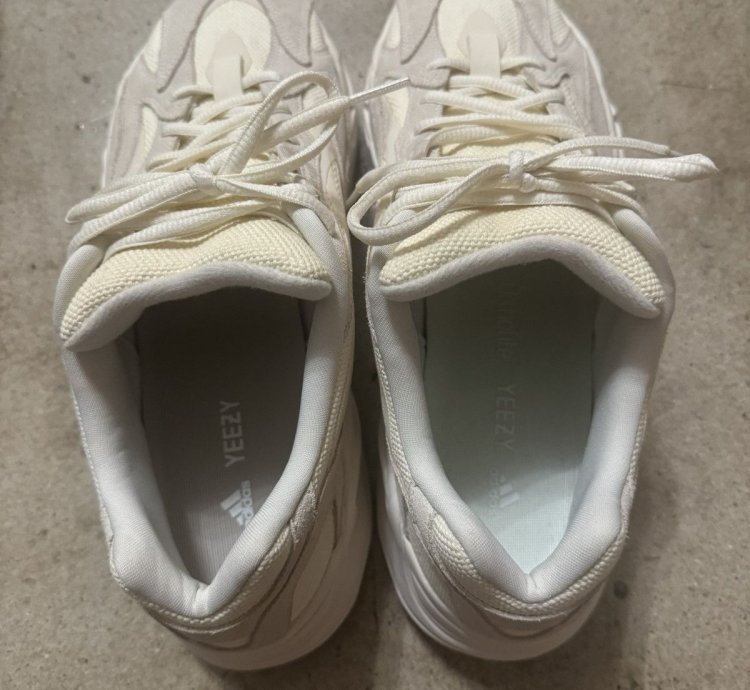 Adidas Yeezy All White 700 V2 Sample Kanye West