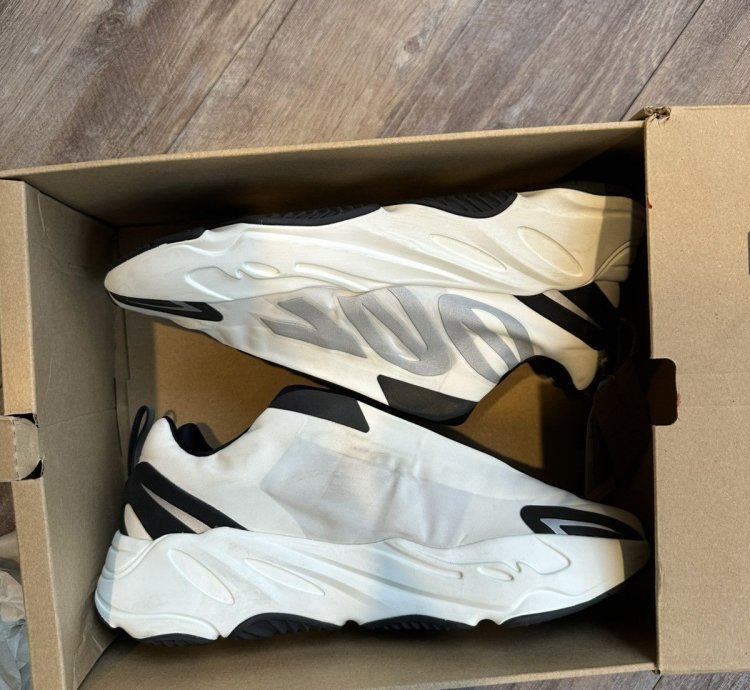 Adidas Yeezy Boost 700 Mnvn Analog