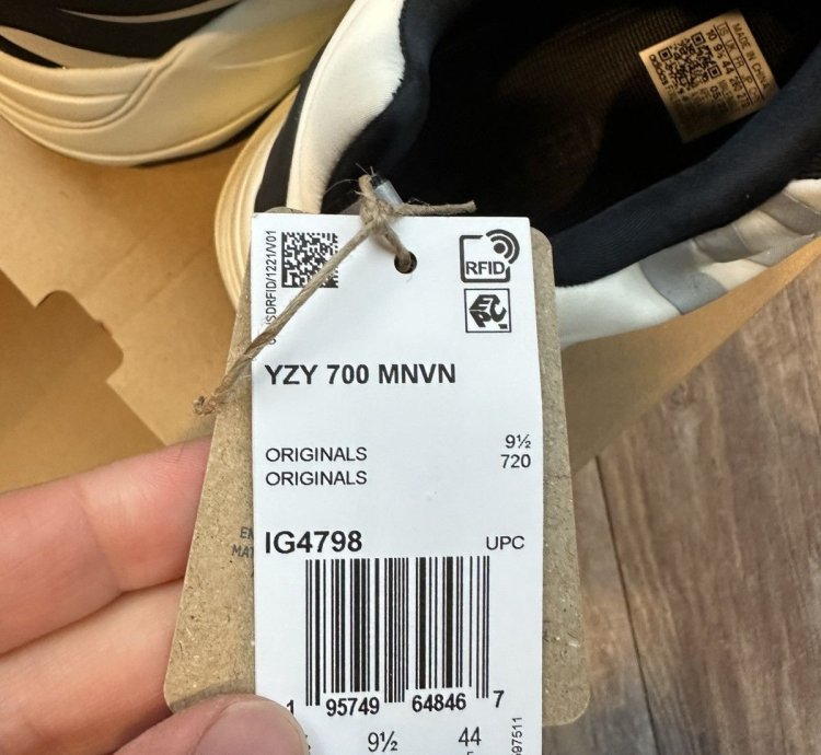 Adidas Yeezy Boost 700 Mnvn Analog