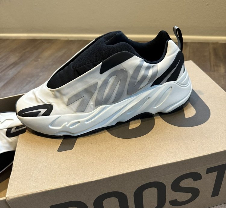 Adidas Yeezy Boost 700 Mnvn Analog