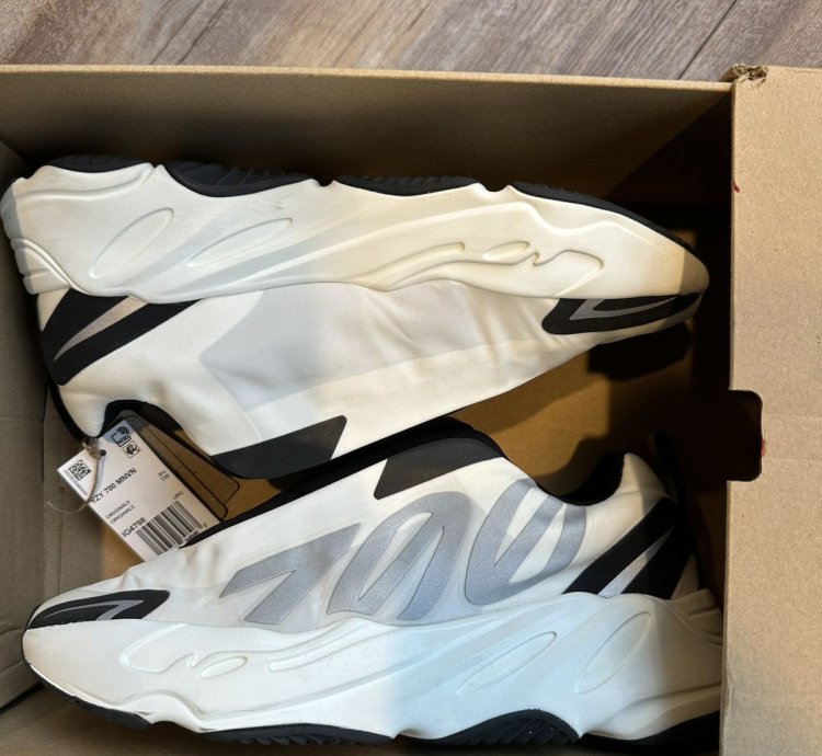 Adidas Yeezy Boost 700 Mnvn Analog