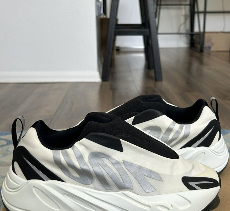 Adidas Yeezy Boost 700 Mnvn Laceless Analog