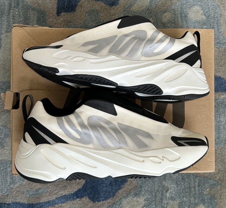 Adidas Yeezy Boost 700 Mnvn Laceless Analog