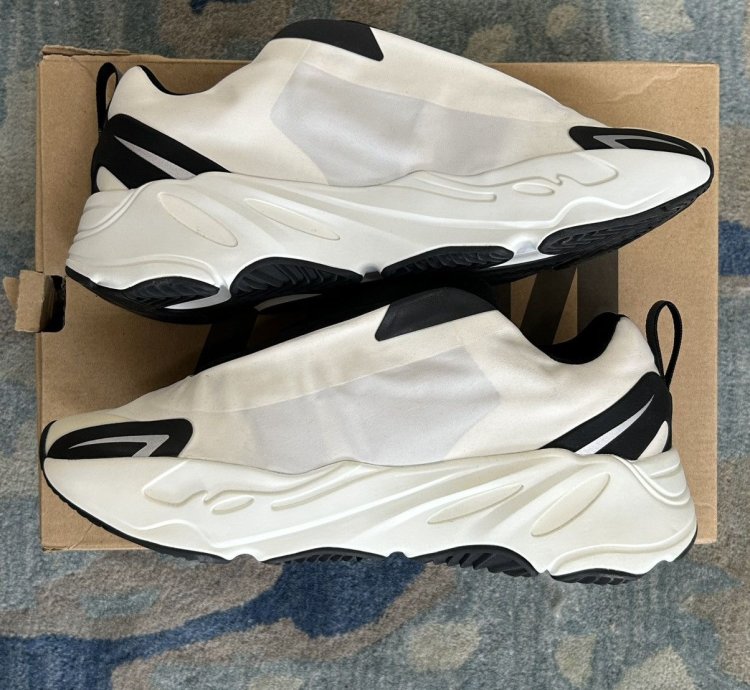 Adidas Yeezy Boost 700 Mnvn Laceless Analog