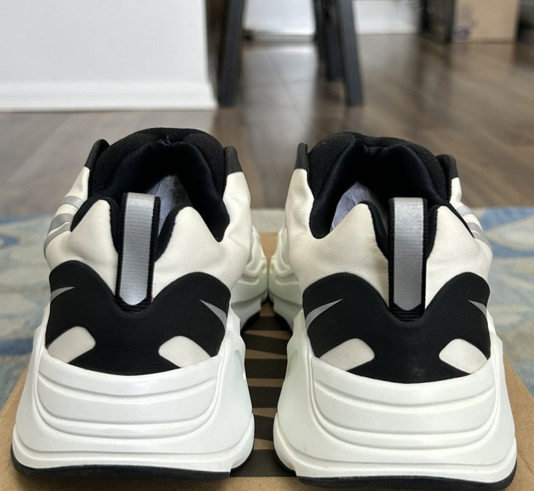Adidas Yeezy Boost 700 Mnvn Laceless Analog