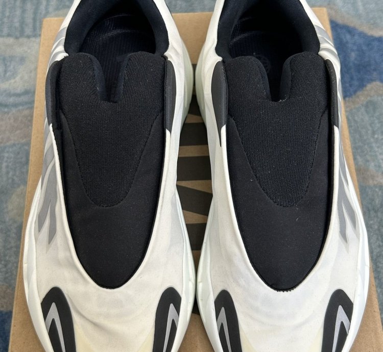 Adidas Yeezy Boost 700 Mnvn Laceless Analog