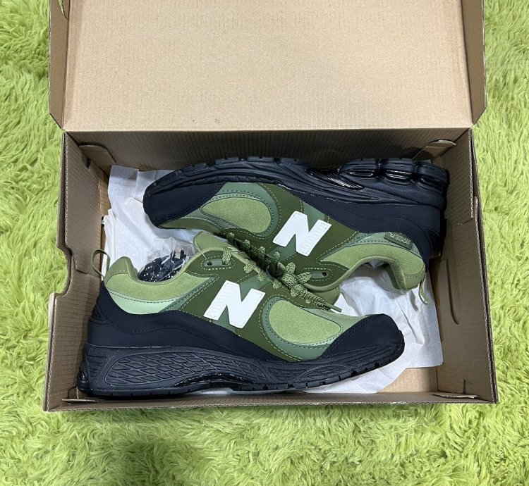 New Balance The Basement 2002r