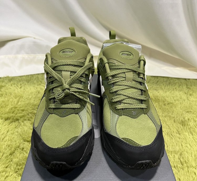 New Balance The Basement 2002r