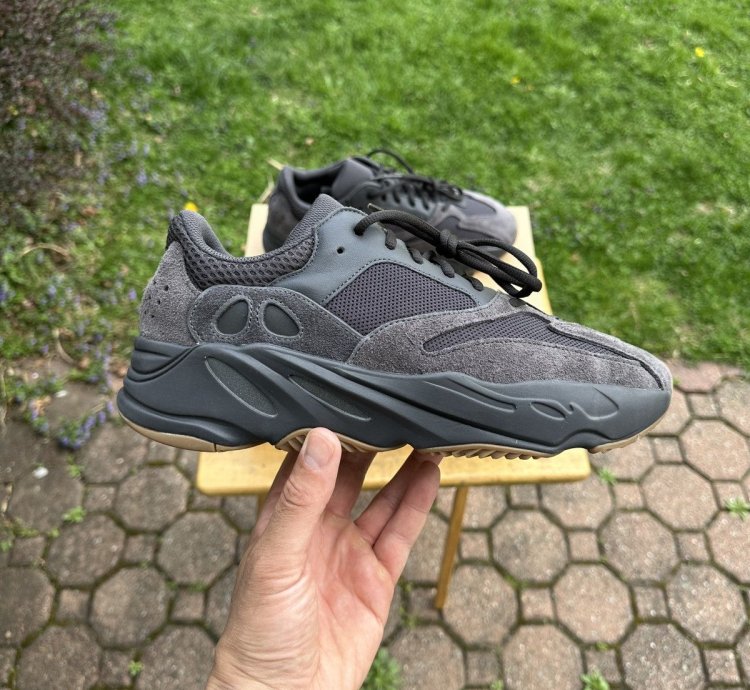 Adidas Yeezy Boost 700 Utility Black Sz 11