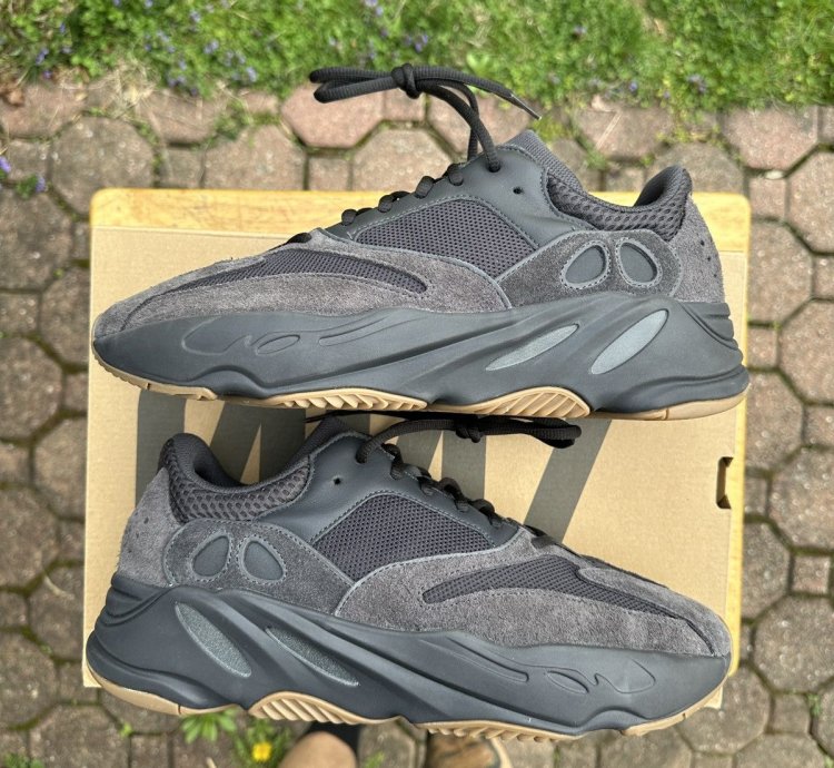 Adidas Yeezy Boost 700 Utility Black Sz 11